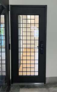 DG77外玄關窗花玻璃門雙層門扇設計-住家鐵門YALE電子鎖