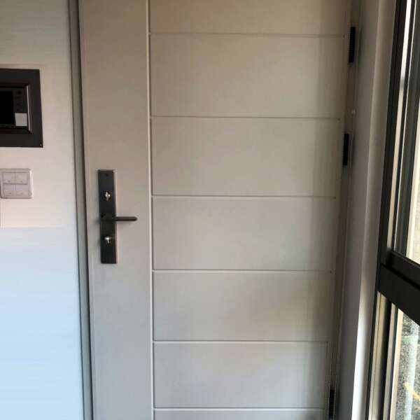 DE-213鋼壓烤漆玄關門-壓花鋼板住家大門-防火門氣密門-重型鉸鍊後扭安全鎖