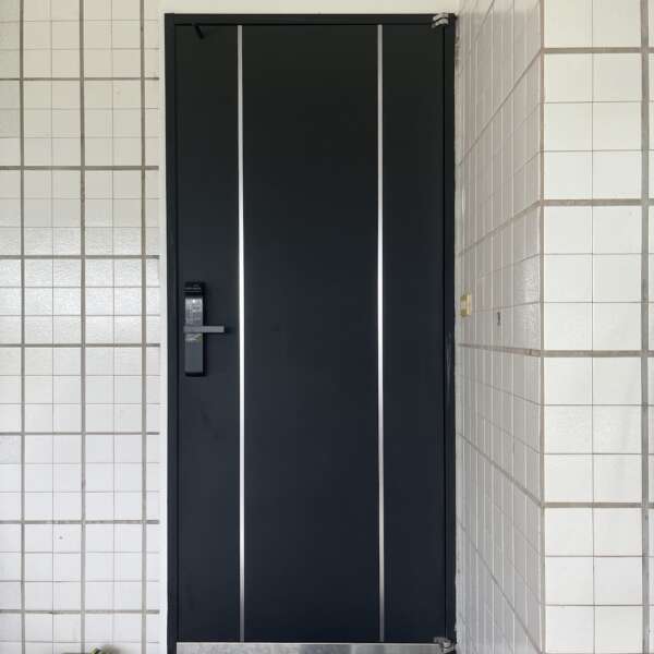 T102烤漆門飾條單色烤漆玄關門-不鏽鋼玄關防火門YALE電子鎖-白鐵鉸鍊